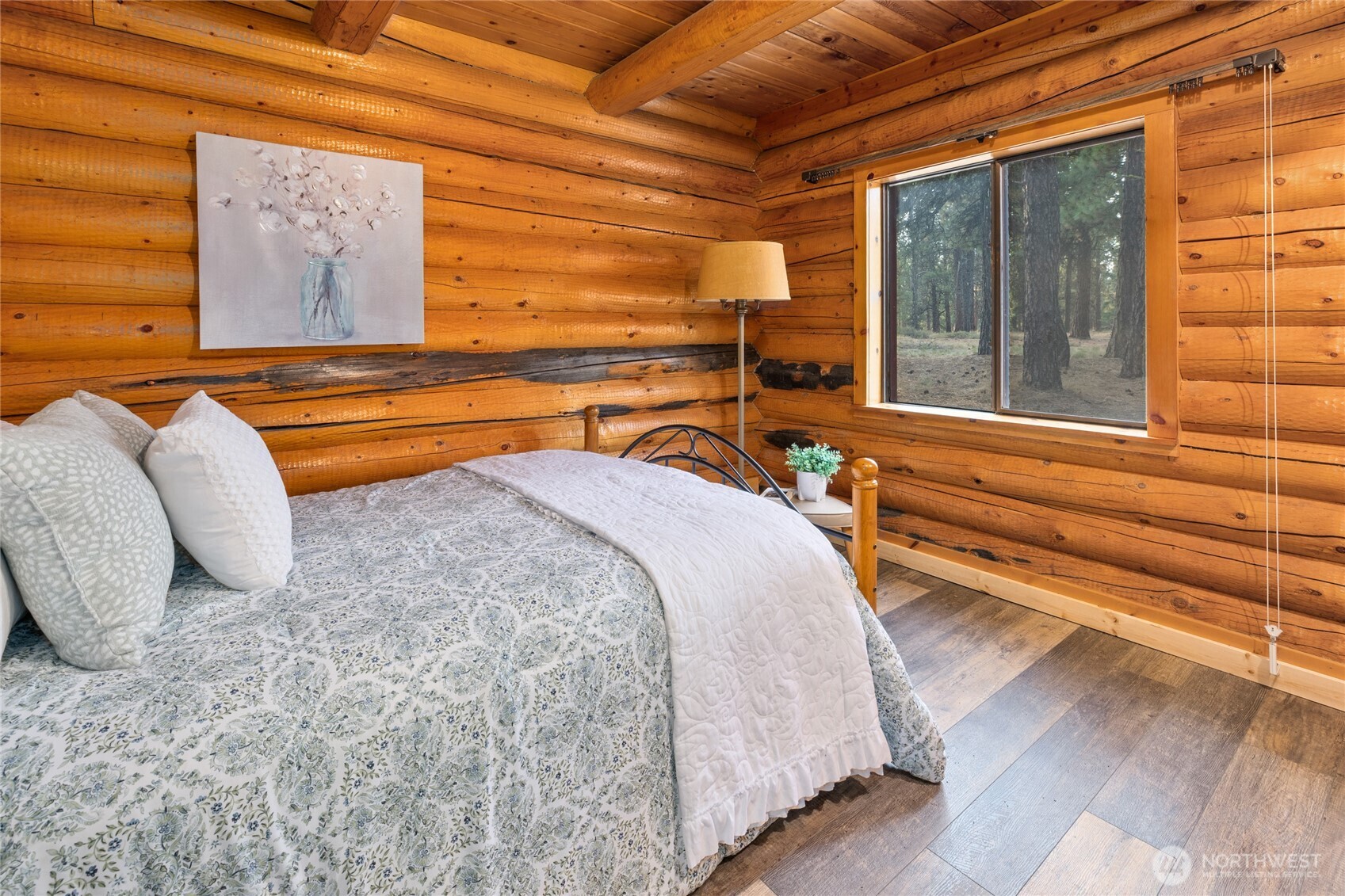 300 Teanaway Ridge Way Cle Elum, WA 98922 - Photo 20 of 38 a bedroom with a bed and a window
