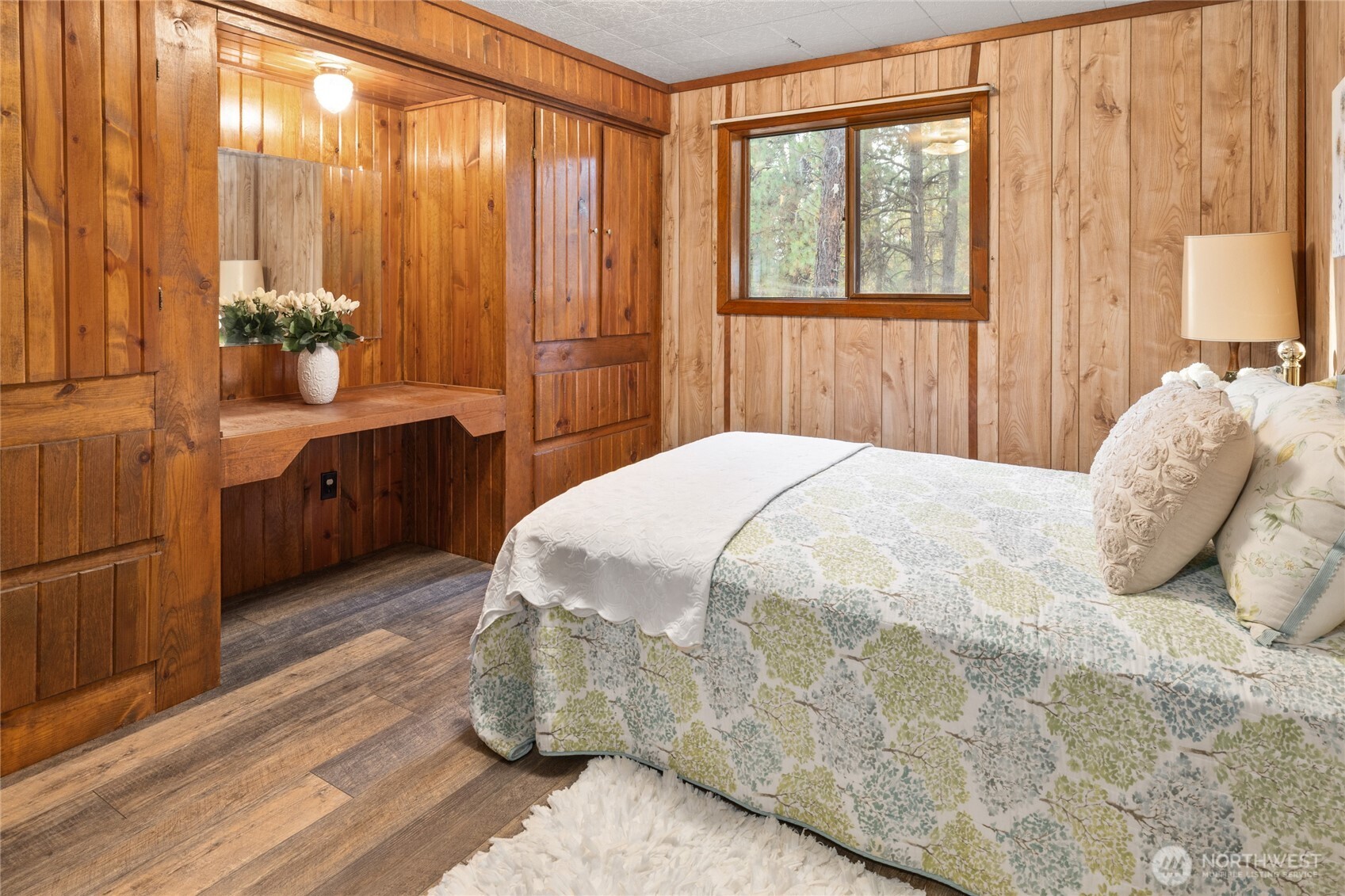 300 Teanaway Ridge Way Cle Elum, WA 98922 - Photo 26 of 38 a bedroom with a bed and large windows