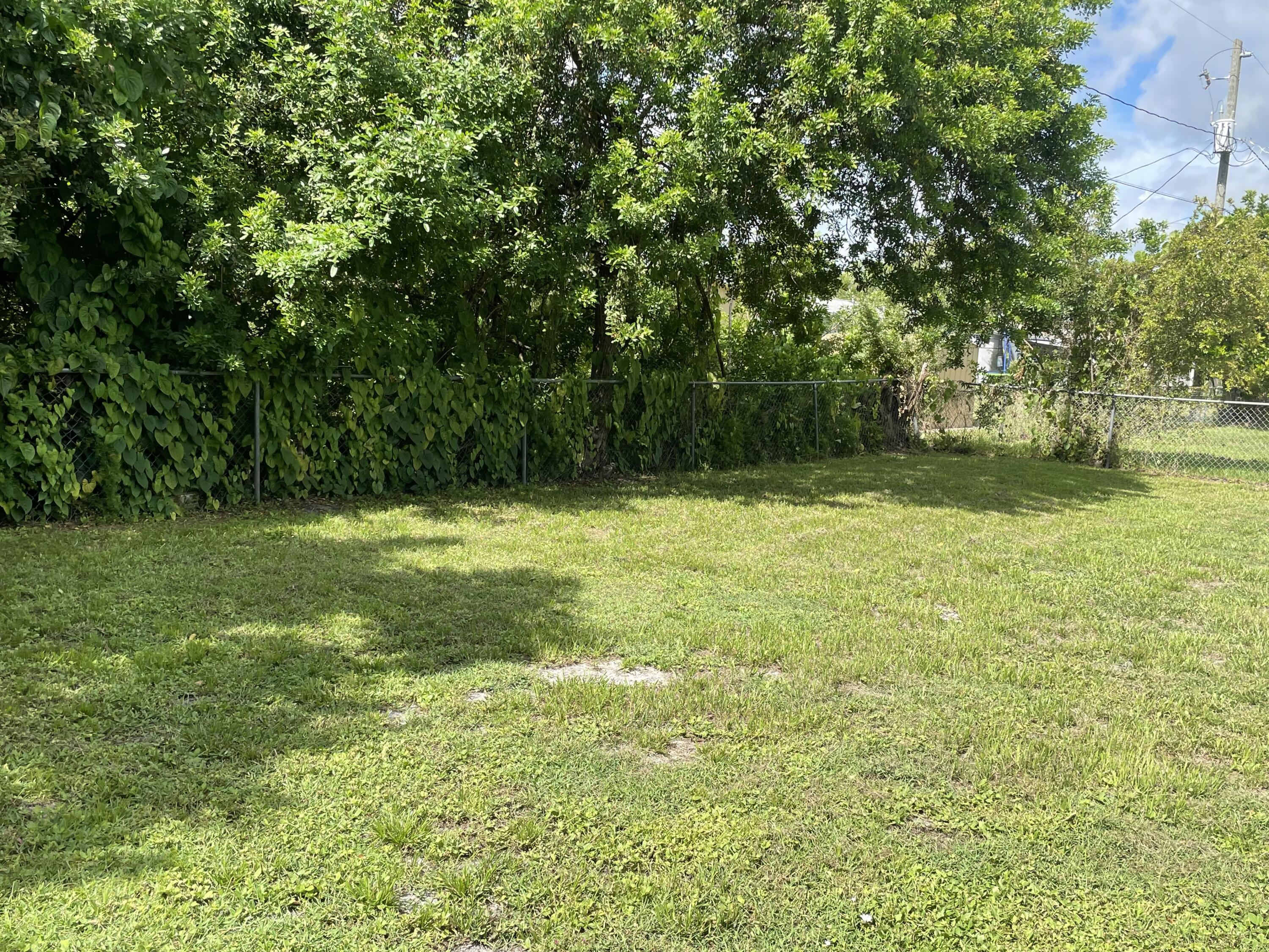 427 Count Street Melbourne, FL 32901 - Photo 8 of 9 a view of an outdoor space and a yard