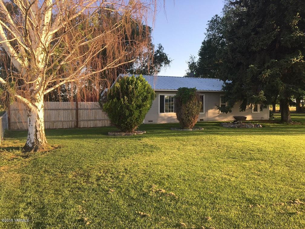 590 Hudson Road Granger, WA 98932 - Photo 1 of 26 a front view of a house with garden