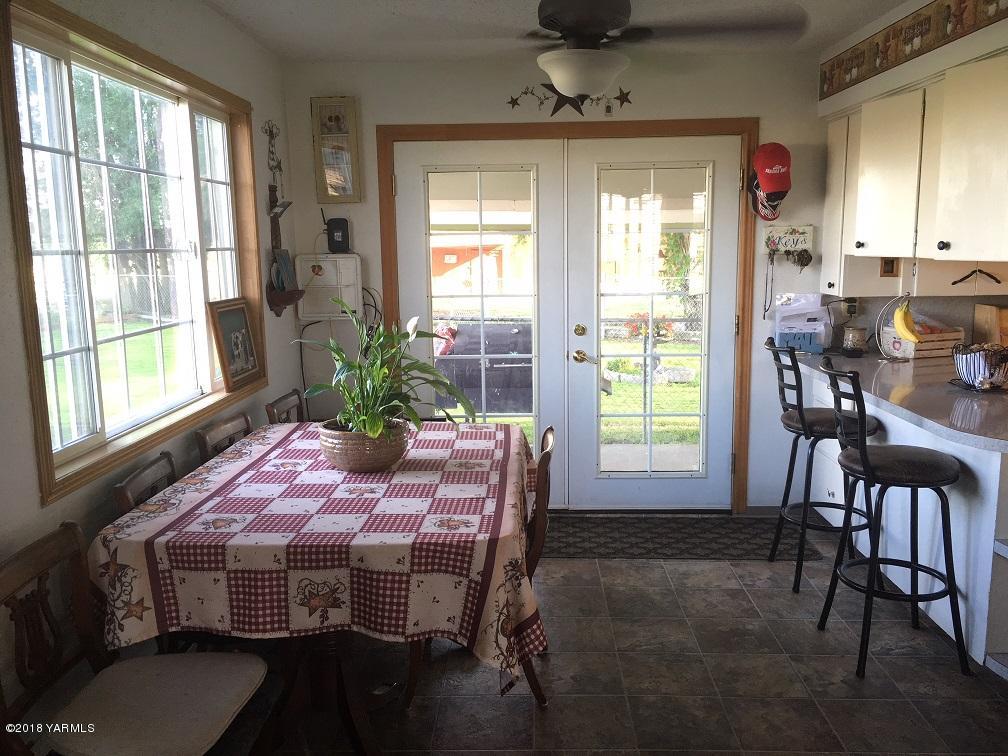 590 Hudson Road Granger, WA 98932 - Photo 20 of 26 a bedroom with a bed and large windows