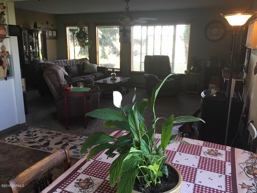 590 Hudson Road Granger, WA 98932 - Photo 21 of 26 a living room with patio furniture and a potted plant