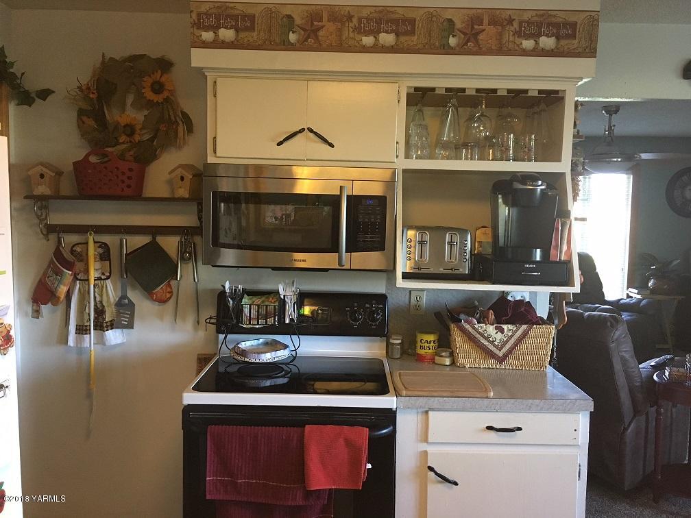 590 Hudson Road Granger, WA 98932 - Photo 23 of 26 a kitchen with a stove and a microwave