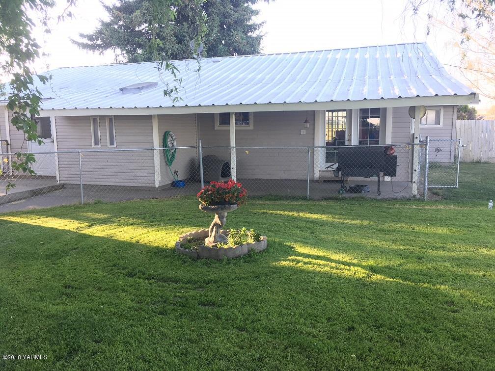 590 Hudson Road Granger, WA 98932 - Photo 7 of 26 a view of a house with a backyard and a patio
