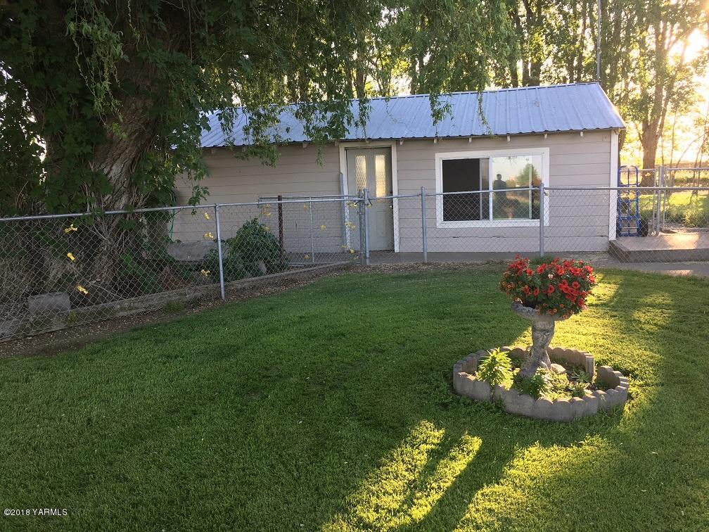 590 Hudson Road Granger, WA 98932 - Photo 10 of 26 a view of a house with backyard