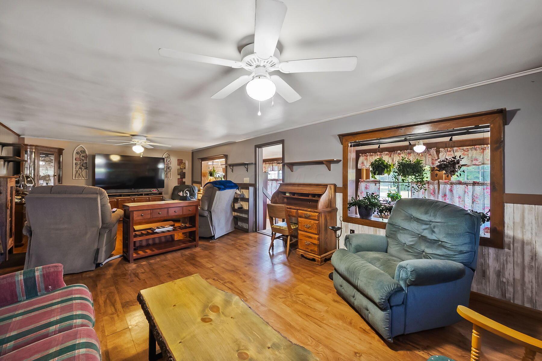9522 Smith Road Ashley, OH 43003 - Photo 17 of 56 Living Room