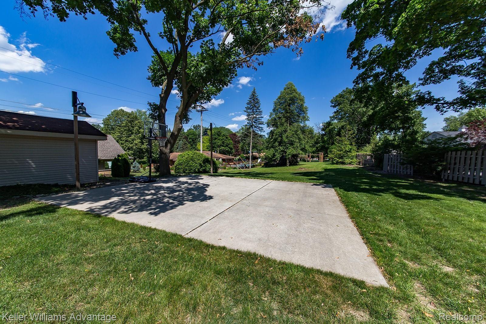 33365 Raphael Road Farmington, MI 48336 - Photo 47 of 56 Raphael_33365_Back_05.jpg
