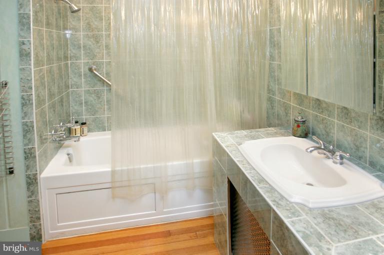 6920 Piney Branch Road Northwest Washington, DC 20012 - Photo 16 of 29 Soaking tub