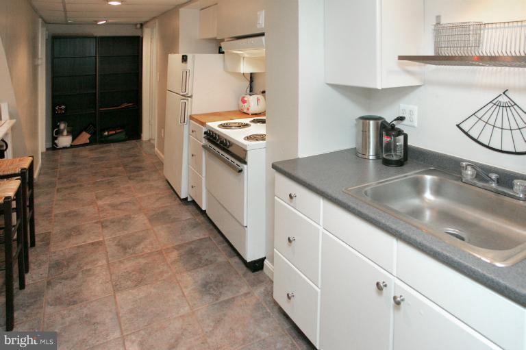 6920 Piney Branch Road Northwest Washington, DC 20012 - Photo 4 of 29 In-law suite fully equipped kitchen
