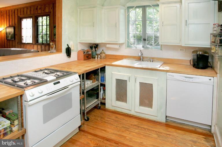 6920 Piney Branch Road Northwest Washington, DC 20012 - Photo 8 of 29 Great entertaining kitchen