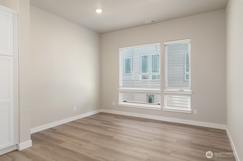 12802 66th Avenue South Seattle, WA 98178 - Photo 9 of 28