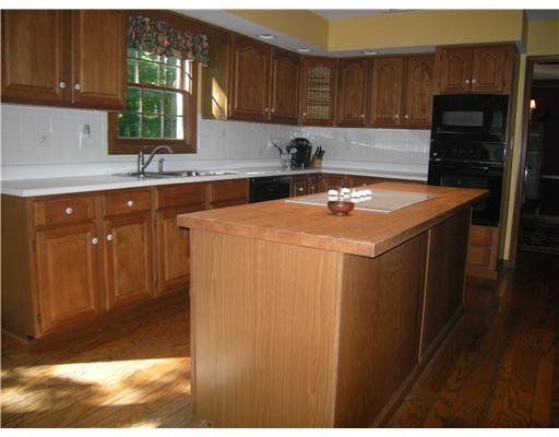 323 Blue Run Road Cheswick, PA 15024 - Photo 4 of 13 Kitchen.