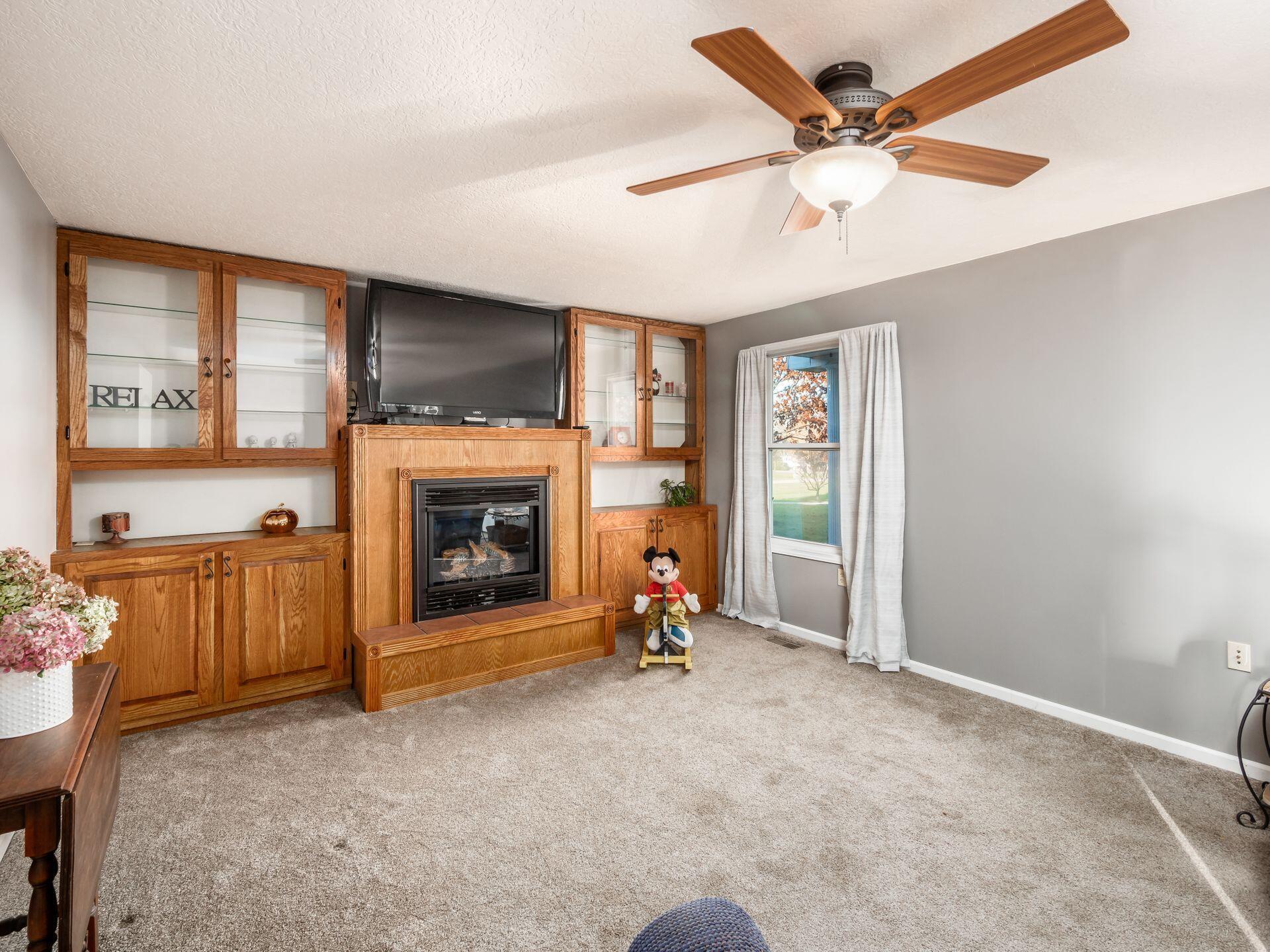 10414 York Road Southwest Etna, OH 43062 - Photo 11 of 58 Living Room