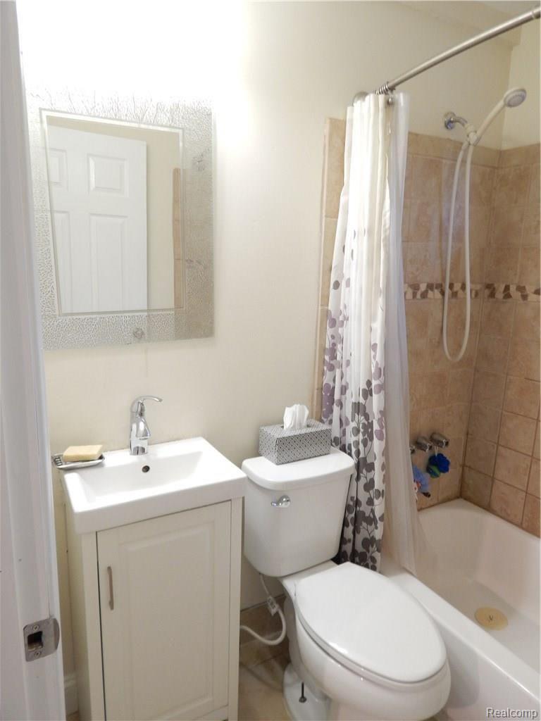 2168 Roslyn Road Grosse Pointe, MI 48236 - Photo 27 of 45 DSCN2573.jpg