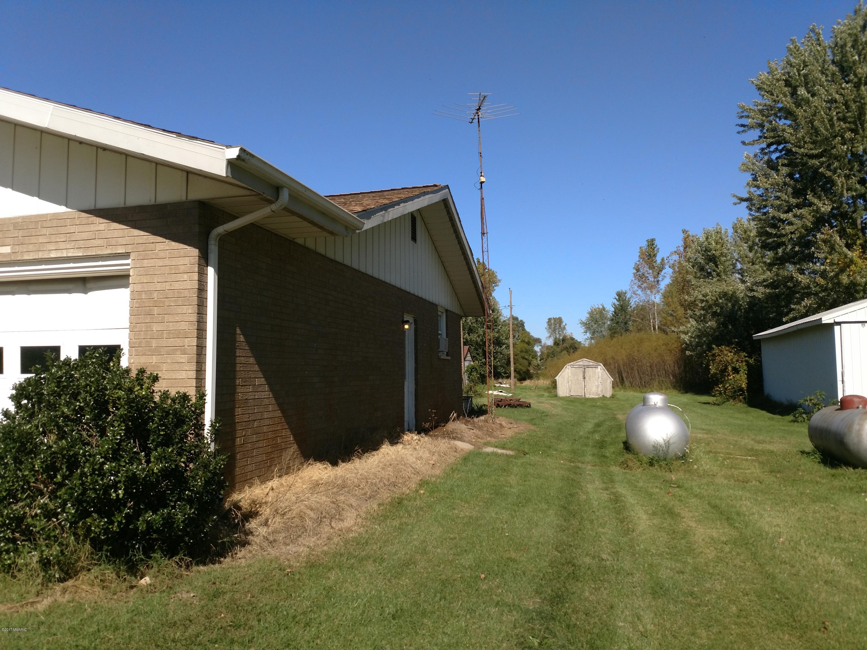 3179 Meadowbrook Road Benton Harbor, MI 49022 - Photo 2 of 13 IMG_20171009_130954785