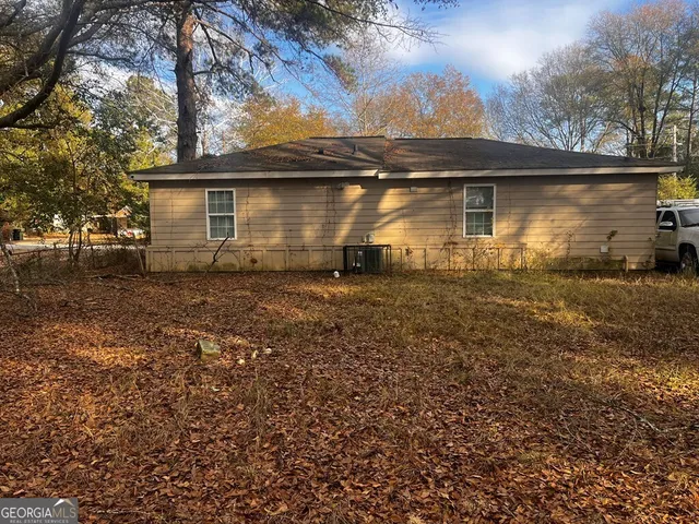 a view of a backyard of the house
