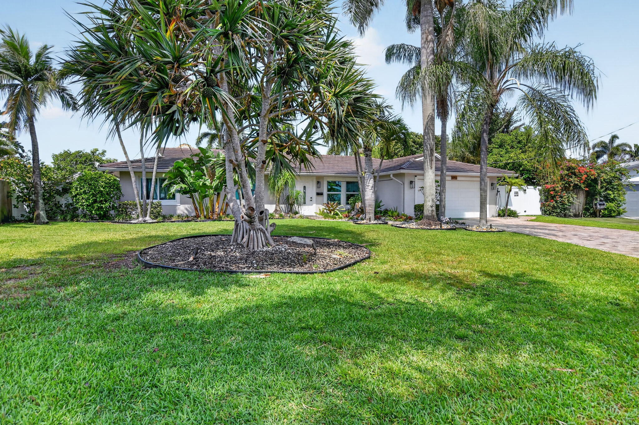 6951 Northeast 7th Avenue Boca Raton, FL 33487 - Photo 3 of 60 3-web-or-mls-DSC_1871
