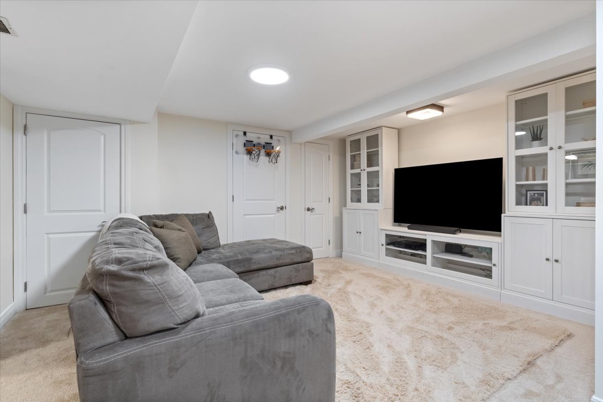1104 South Lincoln Avenue Park Ridge, IL 60068 - Photo 24 of 37 a living room with furniture and a flat screen tv
