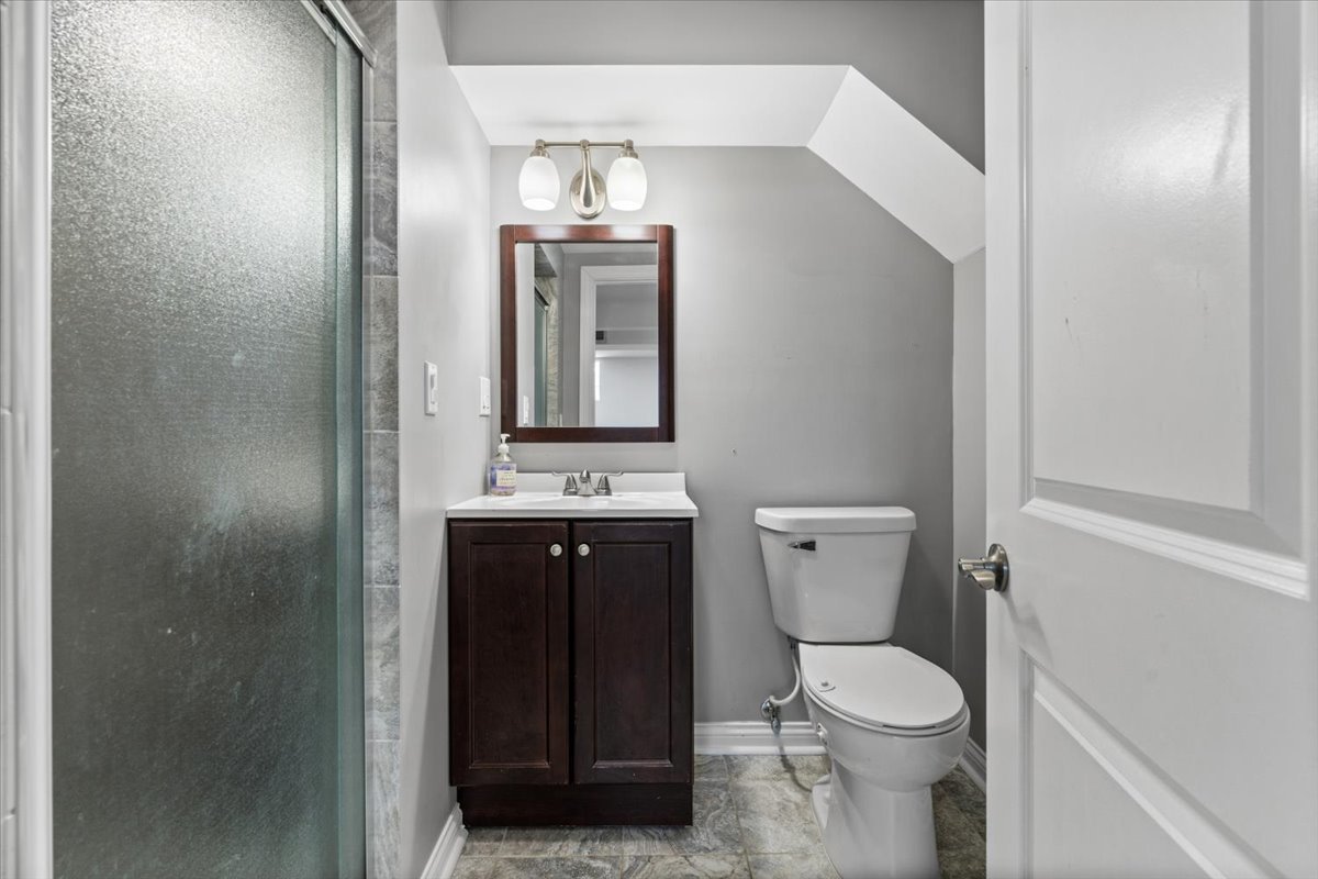 1104 South Lincoln Avenue Park Ridge, IL 60068 - Photo 27 of 37 a bathroom with a toilet a sink and mirror