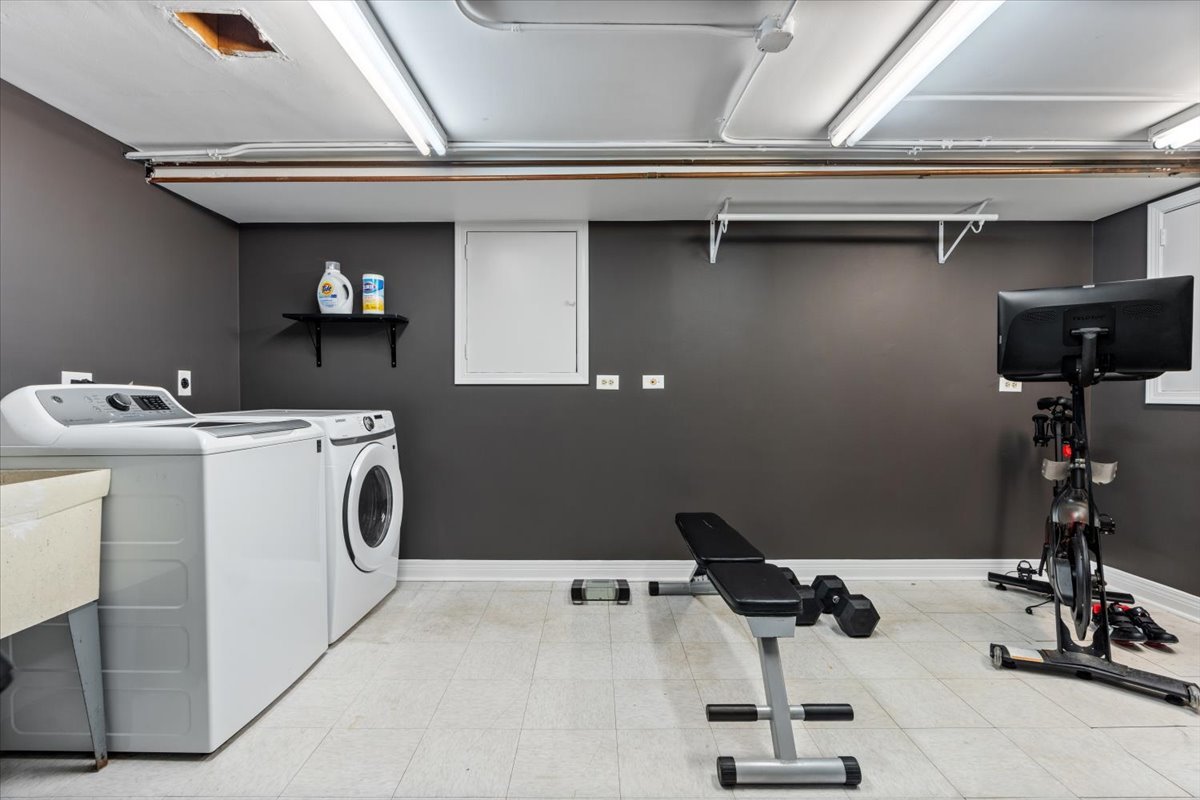 1104 South Lincoln Avenue Park Ridge, IL 60068 - Photo 28 of 37 a utility room with dryer and washer