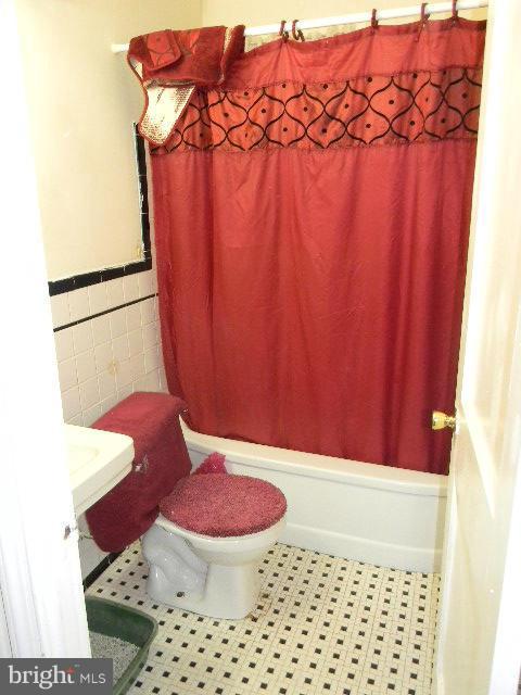 77 Forrester Street Southwest Washington, DC 20032 - Photo 7 of 22 a bathroom with a toilet and shower