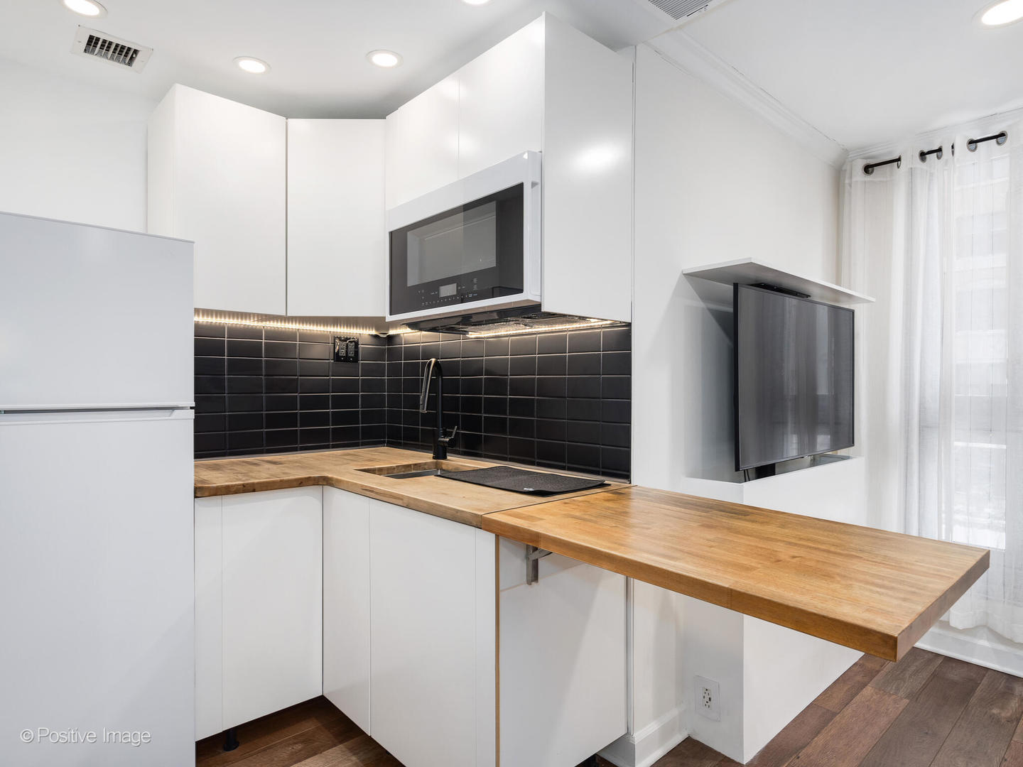 21 West Goethe Street, Unit 2D Chicago, IL 60610 - Photo 11 of 16