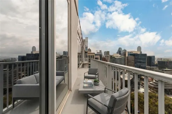 $5,000 | 2728 McKinnon Street, Unit 2106, Dallas, TX 75201