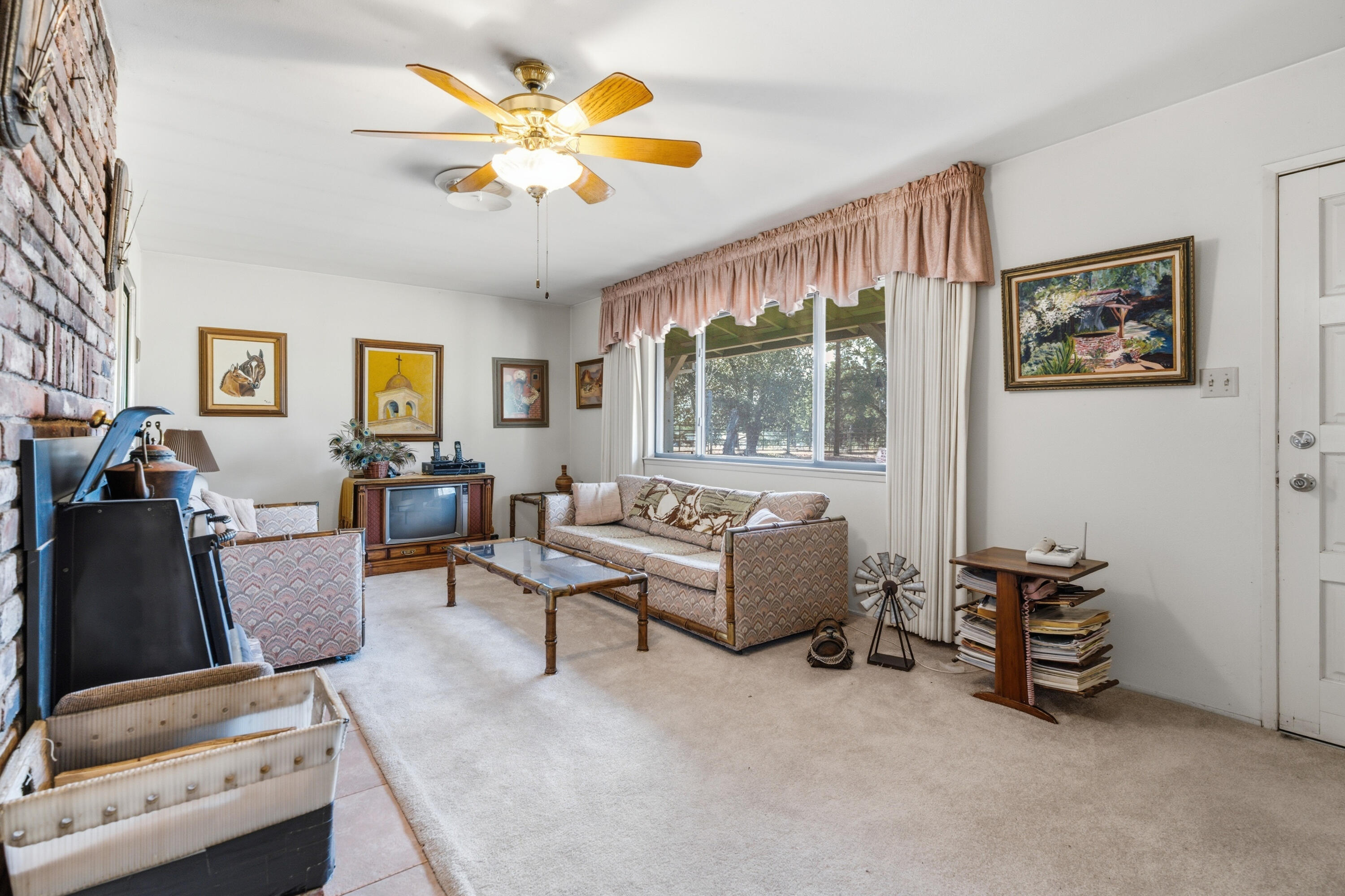 21241 Boyle Road Redding, CA 96003 - Photo 10 of 61 living room