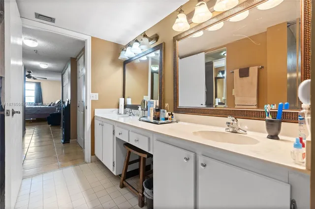 a en suite bathroom with a sink and a mirror