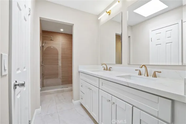 a bathroom with 2 sink and a mirror