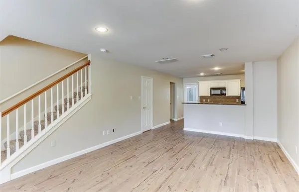 $2,395 | 730 Redwing Pl Drive, Houston, TX 77009
