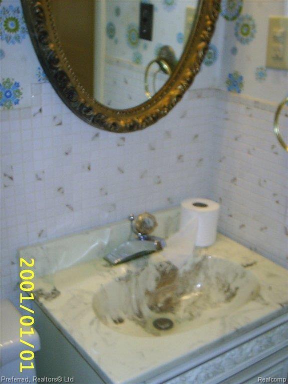 35814 John R Street Wayne, MI 48184 - Photo 13 of 25 Bathroom