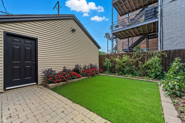 $1,100,000 | 2035 West Erie Street, Chicago, IL 60612