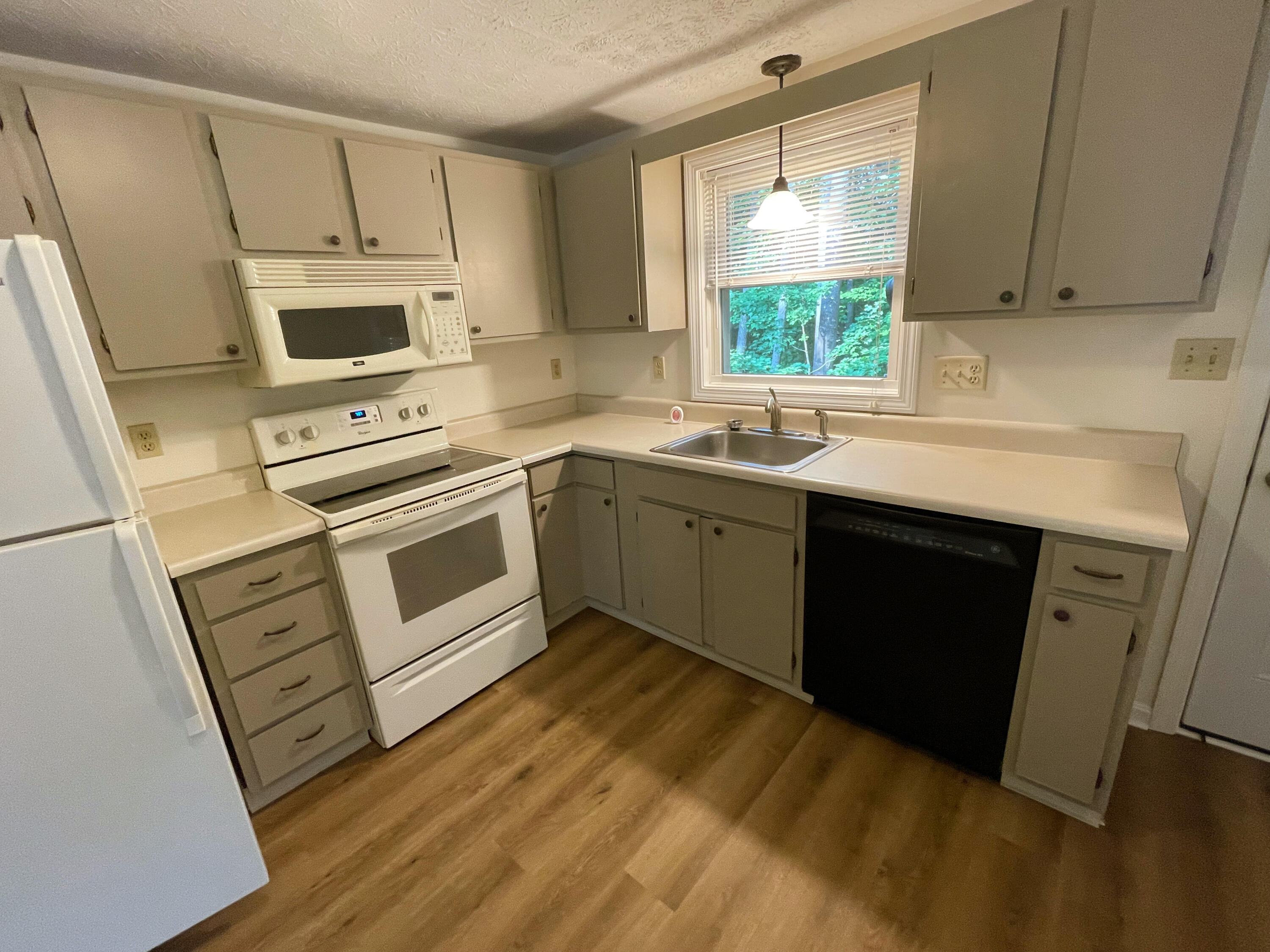 12 Woodvale Court, Unit 12 Springvale, ME 04083 - Photo 10 of 20 IMG_2408