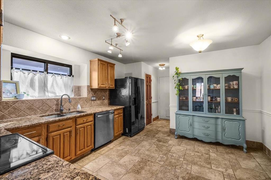 107 Springridge Lane Euless, TX 76039 - Photo 16 of 40