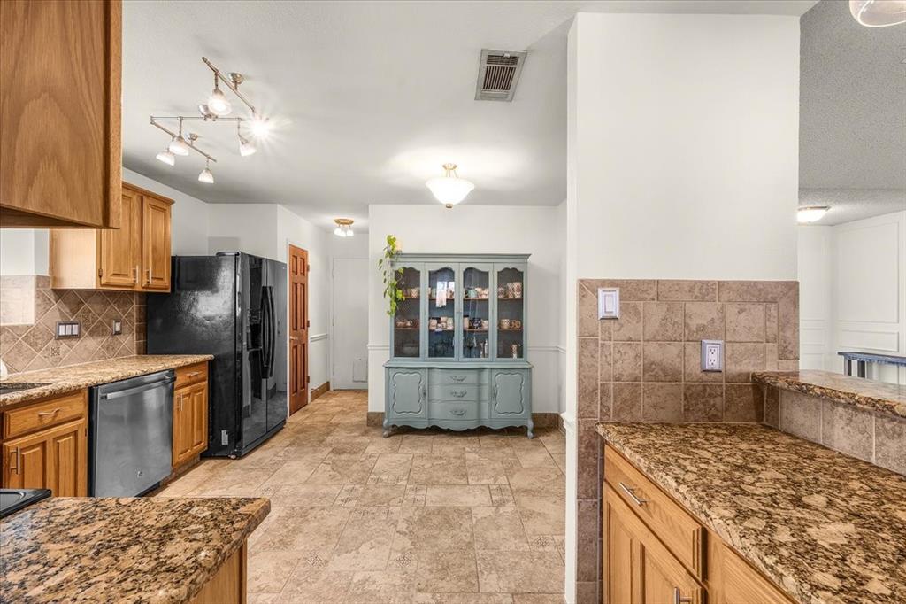 107 Springridge Lane Euless, TX 76039 - Photo 17 of 40