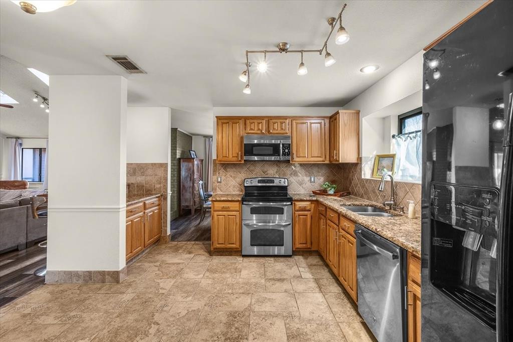 107 Springridge Lane Euless, TX 76039 - Photo 18 of 40