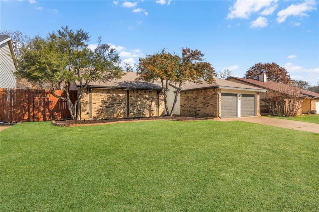 107 Springridge Lane Euless, TX 76039 - Photo 4 of 40