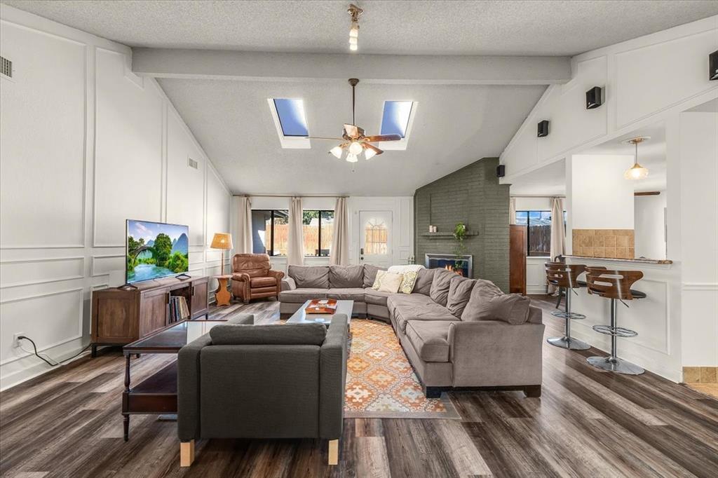 107 Springridge Lane Euless, TX 76039 - Photo 7 of 40