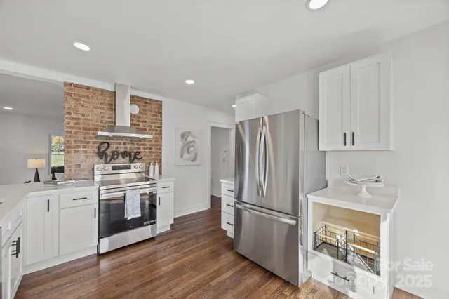 $425,000 | 706 Rhodes Park Drive, Hendersonville, NC 28791