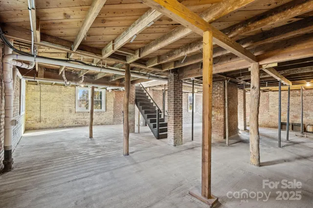 $425,000 | 706 Rhodes Park Drive, Hendersonville, NC 28791