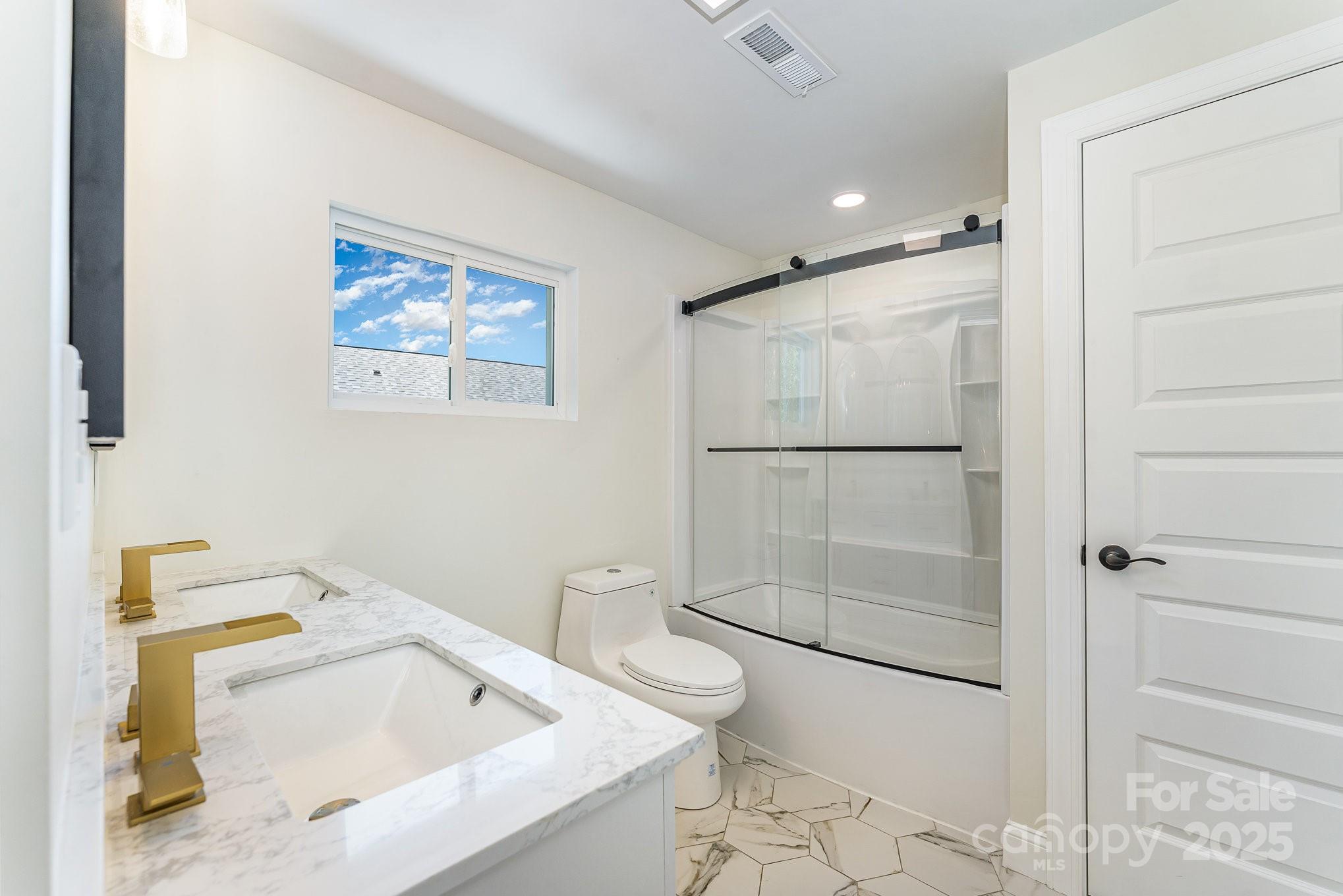 112 Circle Drive Salisbury, NC 28144 - Photo 22 of 34 a bathroom with a tub and toilet