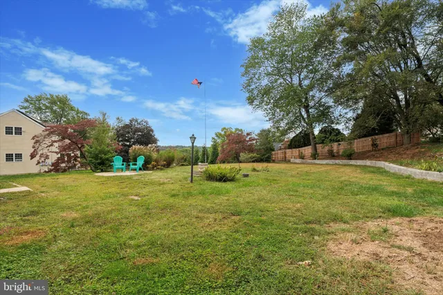 a view of yard with tree s