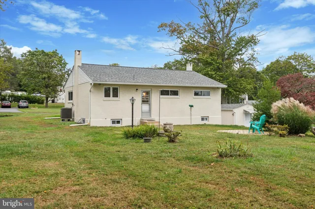 a view of a house with backyard