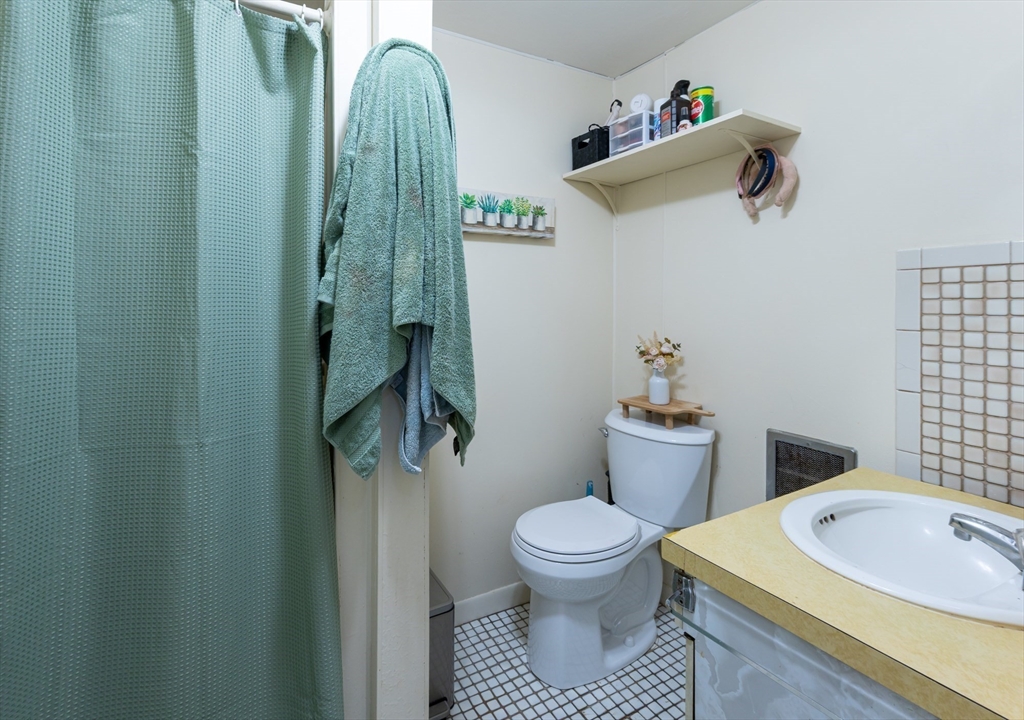 1222 Mammoth Road Dracut, MA 01826 - Photo 16 of 35