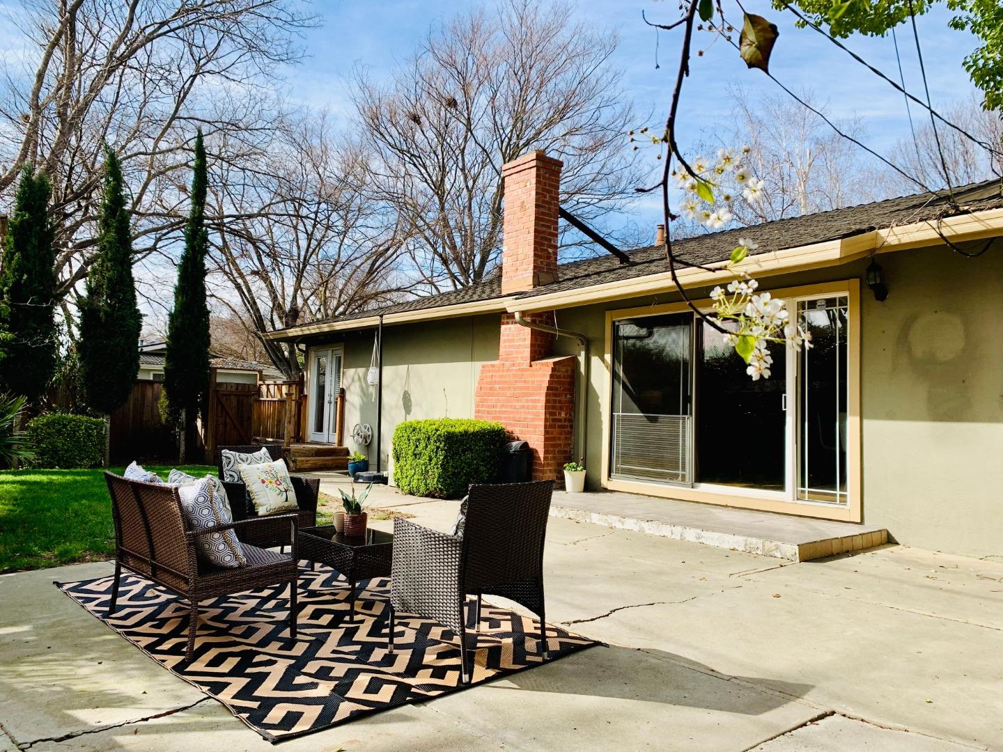 2432 Rinconada Drive San Jose, CA 95125 - Photo 28 of 33 a view of a patio with table and chairs and potted plants
