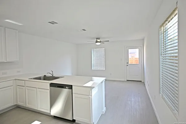 $1,395 | 6718 Marble Ridge, Elmendorf, TX 78112