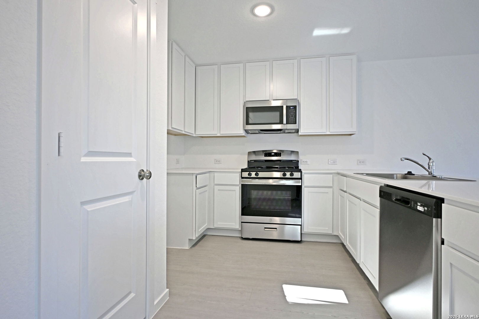 6718 Marble Ridge Elmendorf, TX 78112 - Photo 4 of 17