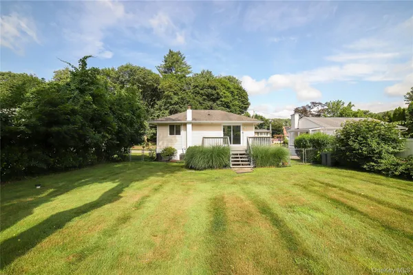 a view of an house with backyard and garden