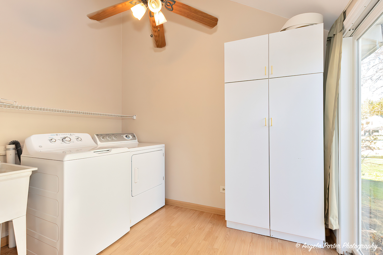 1305 Westport Ridge Crystal Lake, IL 60014 - Photo 13 of 31 a utility room with dryer and washer